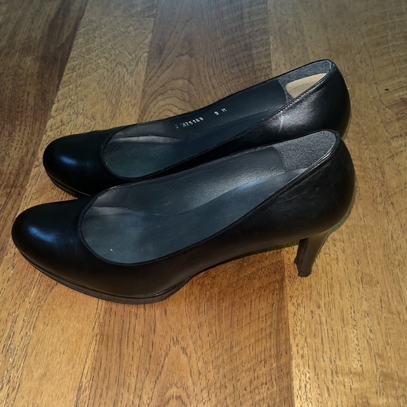Stuart Weitzman Woman’s Heels Size 9 - Picture 3 of 7